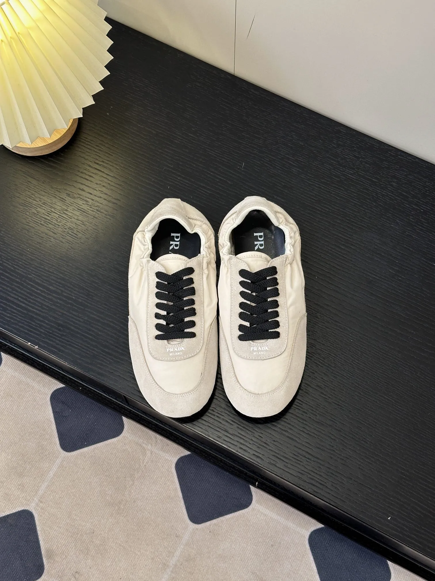 👟👟Ex-factory price 420👟👟 💠𝐏𝐑𝐀𝐃𝐀#Prada catwalk style lightweight thin-soled new moral training shoes casual shoes💠 outsole molded TPU❣️not made of rubber! The suede upper is textured, and the inner sheepskin is wrapped, which is soft and waxy. The insole is thickened with lambskin, which is extremely comfortable to step on, has a sense of support, and feels well wrapped. The shoe shape is full of wrapping, light, easy to wear, and practical. It is a casual shoe that makes you taller and longer legs! White is clean and refreshing, needed all year round, and can be easily worn with skirts and trousers. Upper: imported suede/original molded fabric. Lining: sheepskin. Outsole: TPU outsole! Different from cheap rubber soles on the market! Code number: 35-40 (40 customized)
